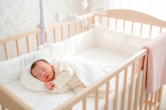 赤ちゃんが安心して眠れるベビーベッドの置き場所とは